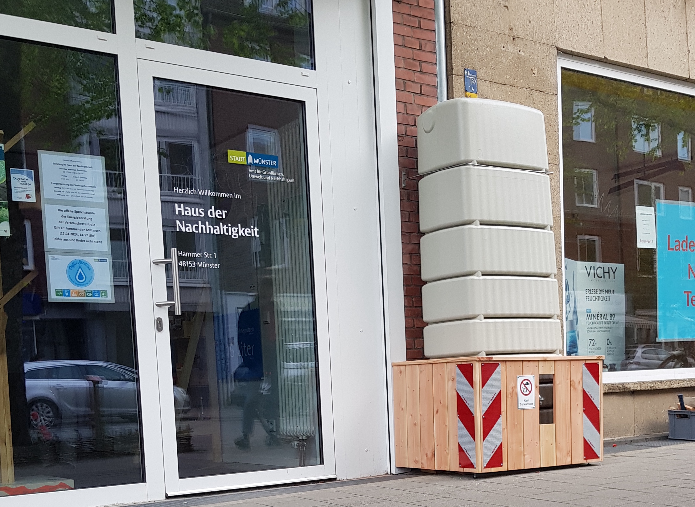die Wassertanke vor dem Haus der Nachhaltigkeit