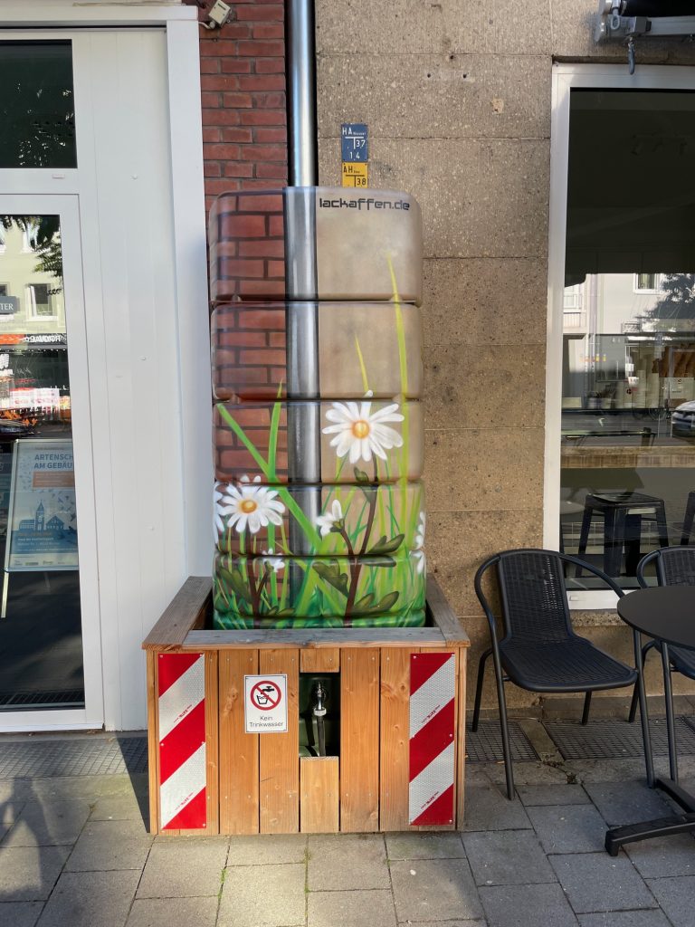 die erste Wassertanke auf den Gehwegen von Münster wurde in Kooperation mit dem Grünflächen der Stadt aufgestellt. Copyright: Jessica Fischer