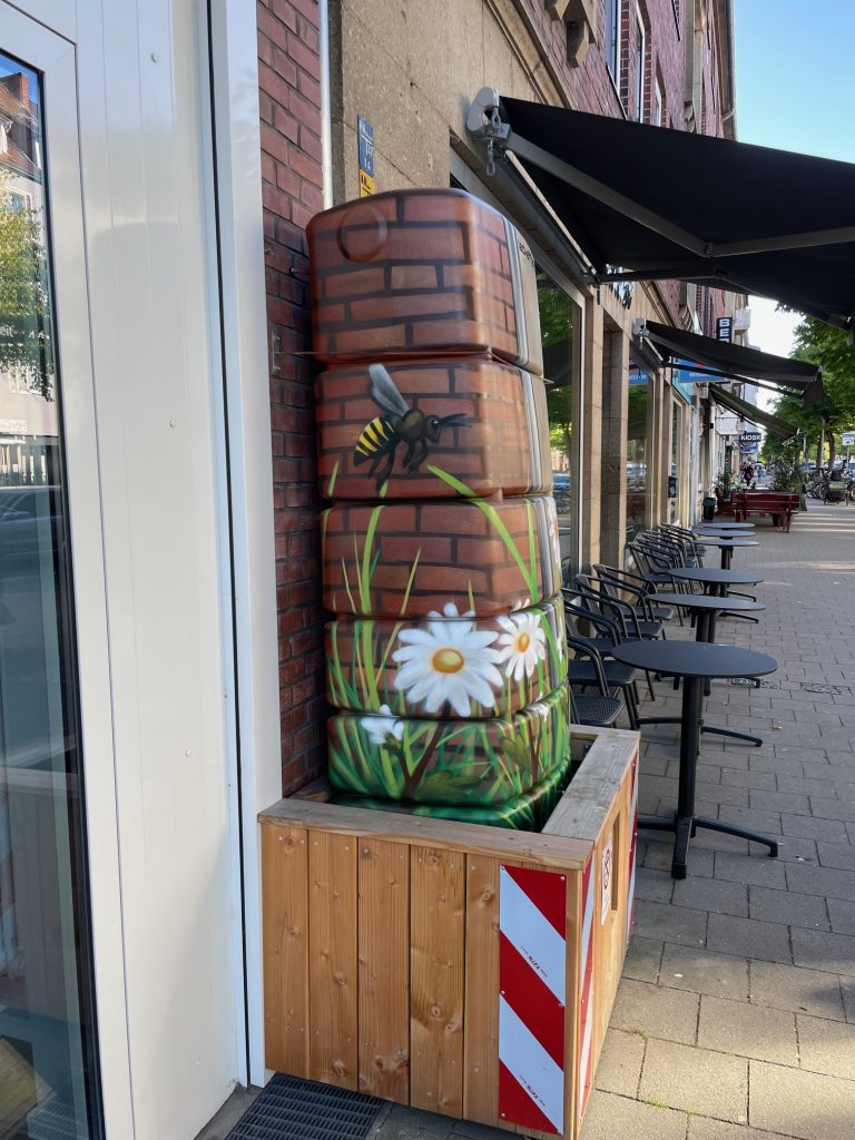 die erste Wassertanke auf den Gehwegen von Münster wurde in Kooperation mit dem Grünflächen der Stadt aufgestellt. Credits: Jessica Fischer