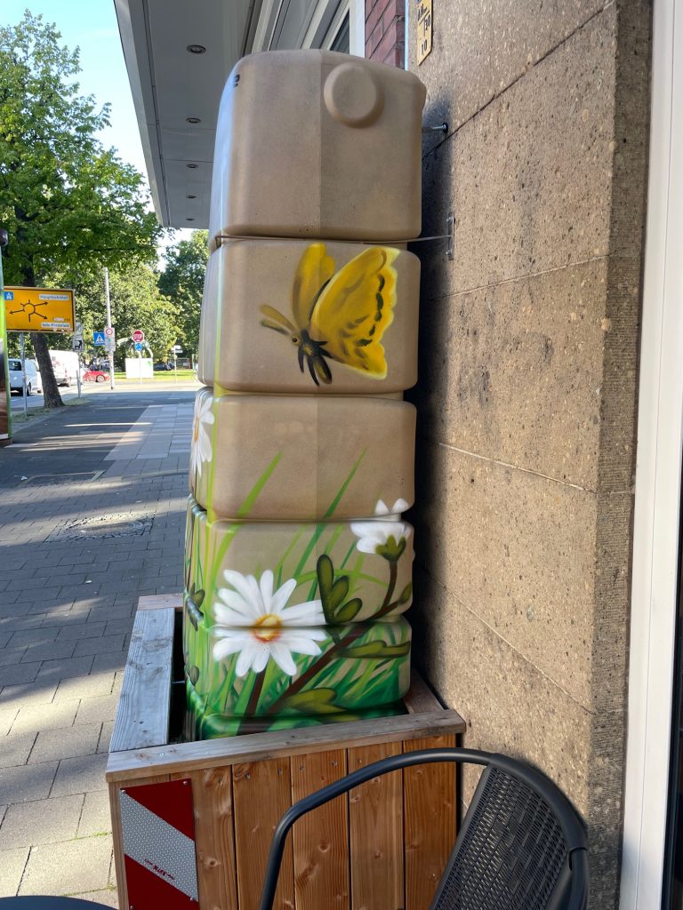 die erste Wassertanke auf den Gehwegen von Münster wurde in Kooperation mit dem Grünflächen der Stadt aufgestellt. Copyright: Jessica Fischer